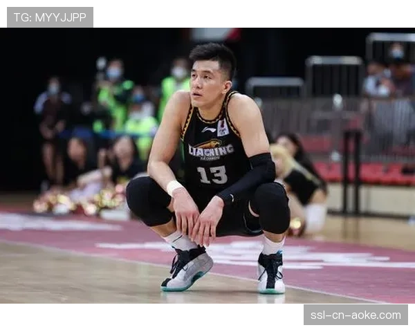 特写：郭艾伦替补席为队友每一球呐喊，镜头捕捉其因无法上场而焦急握拳